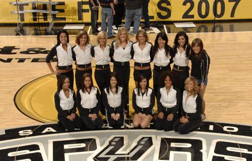 近8次代表西班牙出战正式比赛，奥亚萨瓦尔贡献7球6助攻（奥亚萨瓦尔近8场西班牙队正赛斩获7球6助）