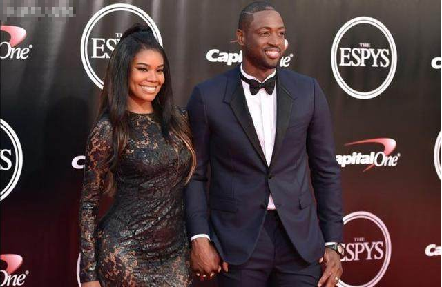 里弗斯直面流言：更衣室必受干扰，字母哥职业态度稳军心（里弗斯回应传闻：更衣室难免波动，字母哥的职业态度稳住全队）