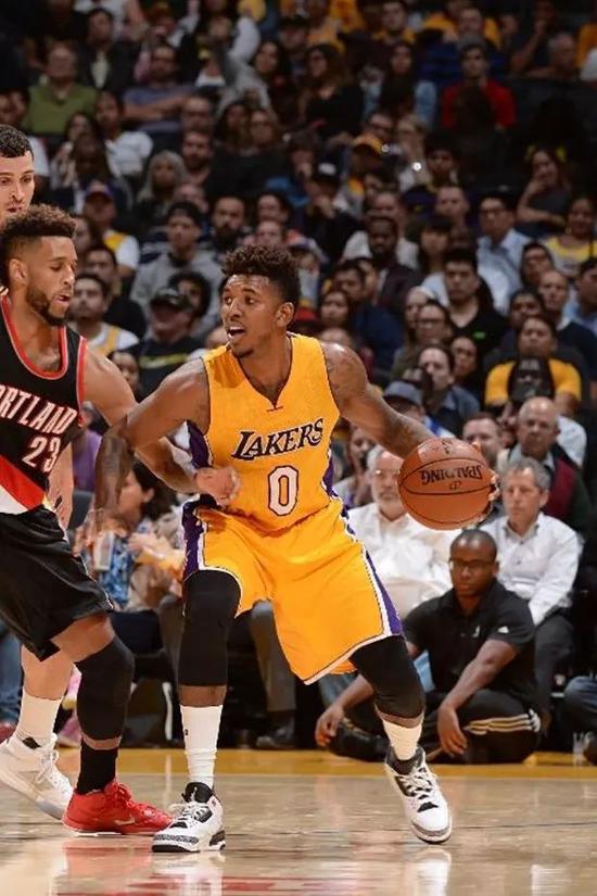 图片报：因两名前锋状态差，多特考虑冬窗签维罗纳前锋焦瓦内（图片报称多特因两锋低迷，计划冬窗追维罗纳前锋焦瓦内）