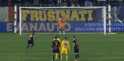 加拉塔萨雷高层炮轰土耳其足协：因遭裁判针对拒绝出席明日仪式（加拉塔萨雷高层怒斥土耳其足协：称遭裁判针对，将缺席明日仪式）